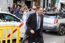 &Aacute;balos llega a su tercera cita con el Supremo recibido con gritos de "corrupto"