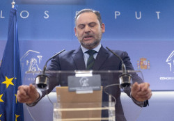 &Aacute;balos se defiende atacando a la derecha