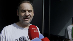 &Aacute;balos se muestra tranquilo tras el registro en su casa de Valencia: "Lo &uacute;nico que les interesaba era el tel&eacute;fono"