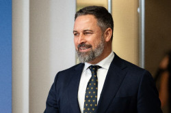 Abascal acusa a S&aacute;nchez de "pisotear" la Constituci&oacute;n con la foto con Puigdemont, coincidiendo con la jura de Leonor