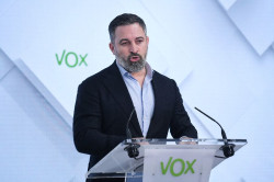 Abascal afirma que S&aacute;nchez "da un golpe de Estado por mes" y dice que "es capaz de cualquier cosa para eludir la c&aacute;rcel"