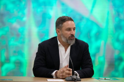 Abascal avisa a S&aacute;nchez sobre "las consecuencias de dar por rota la Constituci&oacute;n" con el "aplauso bovino" del PSOE