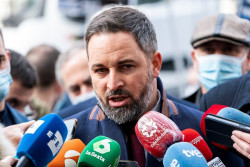 Abascal critica al Gobierno por "pretender imponer" un "pasaporte apartheid" a los espa&ntilde;oles