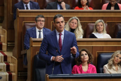 Abascal defiende ante S&aacute;nchez las "deportaciones masivas" y el presidente le acusa de ser "paradigma de desinformaci&oacute;n"