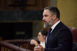 Abascal defiende medidas contra "la amenaza real del islamismo" y la "invasi&oacute;n" de migrantes y exige prohibir el velo