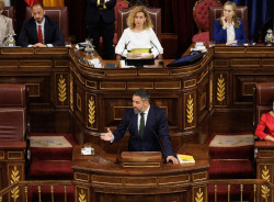 Abascal dice que luchar&aacute; por una mujer "respetada por leyes e instituciones" frente al s&iacute; es s&iacute; y la Ley tras