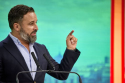 Abascal dice que Yolanda D&iacute;az est&aacute; "rindiendo al Gobierno ante un aut&eacute;ntico criminal" como Puigdemont