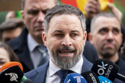Abascal insta al PP a apoyar la moci&oacute;n de censura por el "deber de retratar al peor Gobierno de Espa&ntilde;a en d&eacute;cadas"