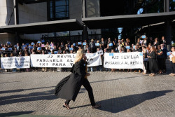 Abogados y procuradores protestan este s&aacute;bado en el congreso federal del PSOE en demanda de una salida de la Mutualidad
