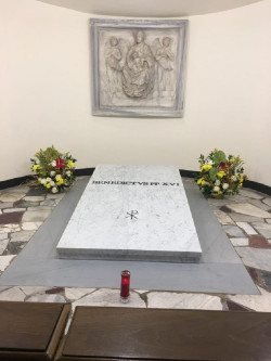 Abre al p&uacute;blico la tumba del papa em&eacute;rito con la &uacute;nica inscripci&oacute;n en lat&iacute;n: Benedictus PP. XVI