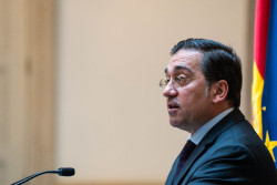 Albares dice que el Gobierno tiene una pol&iacute;tica migratoria "s&oacute;lida, firme, responsable y humana" y niega bandazos