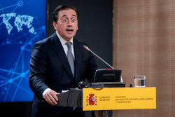 Albares dice que se seguir&aacute; actuando contra los oligarcas rusos mientras contin&uacute;en los bombardeos en Ucrania
