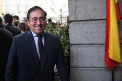 Albares niega presiones del Gobierno y atribuye a Zarzuela la decisi&oacute;n de mantener el viaje del Rey a Jordania