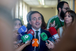 Albares no sabe que decir despu&eacute;s de que la Euroc&aacute;mara legitimase como presidente de Venezuela a Edmundo Gonz&aacute;lez