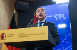 Albares se vuelve loco para agradar a Puigdemont y dice que  "10 millones de europeos hablan catal&aacute;n