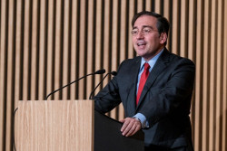 Albares, sobre la crisis en Ucrania: "No se puede dialogar bajo la presi&oacute;n militar"