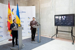 Albares viaja  a Kiev para resaltar que S&aacute;nchez env&iacute;a  30 ambulancias cuando lo que necesitan los ucranianos son misiles y armas