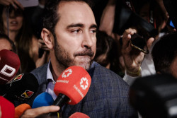 Aldama irrumpe en la comparecencia de Leire D&iacute;ez, le acusa de mentir y lanza amenazas contra S&aacute;nchez y Cerd&aacute;n