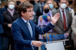 Almeida afea a S&aacute;nchez "triunfalismos" y pone en duda que baje precios de luz y gas: "Habr&aacute; que valorar si lo consigue"