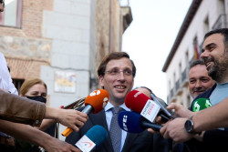 Almeida cree que el abogado que lo demanda act&uacute;a "dirigido" por el PSOE, a quien acusa de "cacer&iacute;a sin justificaci&oacute;n"