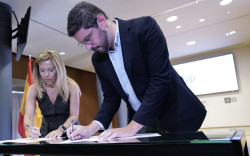 Al&oacute;s (PP) y Nolasco (VOX) firman en las Cortes el acuerdo para la gobernabilidad de Arag&oacute;n