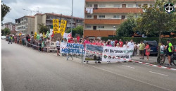 Alrededor de 5.000 personas se concentran en Laredo en defensa del hospital comarcal y del sistema sanitario p&uacute;blico