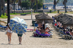 Altas temperaturas de hasta 40&ordm;C, viento y olas activan hoy los avisos en diez provincias