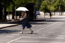 Altas temperaturas, lluvias, tormentas, olas y viento ponen en aviso a 22 provincias