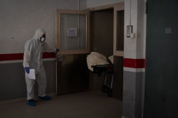 Amnist&iacute;a denuncia que no ha habido justicia  tras 35.000 muertes de mayores en residencias durante la pandemia