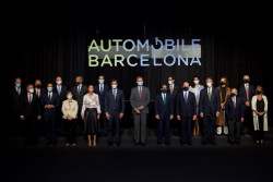 Aragon&eacute;s da plant&oacute;n a su socio S&aacute;nchez y al  Rey en el Sal&oacute;n del Autom&oacute;vil 