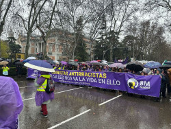 Arranca bajo la lluvia la marcha de la Comisi&oacute;n 8M por el D&iacute;a de la Mujer, al grito de "Feministas antirracistas"