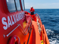 Arriba  una embarcaci&oacute;n  con 74 inmigrantes al Puerto de Los Cristianos (Tenerife) y vigilancia costera no se entera