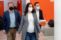Arrimadas cree que Ma&ntilde;ueco ha sido "obediente" y reconoce el error de Cs en 2019 al "regalar" presidencias al PP
