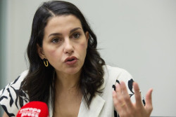 Arrimadas critica al Gobierno por hacer "pagar el pato" del ahorro energ&eacute;tico a los comercios