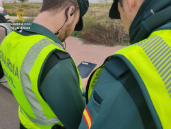 Auxiliados los pasajeros de varios trenes parados en Navarra al quedarse la v&iacute;a sin tensi&oacute;n por la ca&iacute;da de &aacute;rboles
