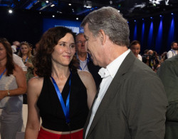 Ayuso critica a un S&aacute;nchez "escorado a la extrema izquierda" y que "se pondr&iacute;a el ch&aacute;ndal caribe&ntilde;o"