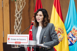 Ayuso denuncia "una persecuci&oacute;n desproporcionada" y "una estrategia chavista" al estar el Gobierno "acorralado"