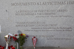 Ayuso y Almeida recuerdan a v&iacute;ctimas del 11M con una corona de laurel mientras ta&ntilde;en las campanas de todas las iglesias