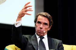 Aznar advierte que si el Gobierno repite victoria "habr&aacute; un cambio de pa&iacute;s" pero conf&iacute;a en Feij&oacute;o y en su "moderaci&oacute;n"