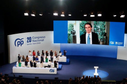 Aznar pide unidad en torno a Feij&oacute;o porque su "&eacute;xito" lo ser&aacute; de todos y agradece a Casado su "esfuerzo"