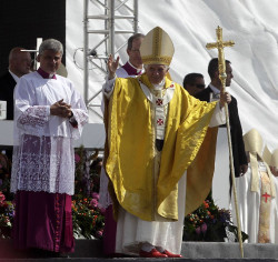 Benedicto XVI sigue estable, a pesar de la gravedad, y celebra misa a primera hora de la ma&ntilde;ana