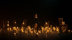 Blanca Paloma estrena el videoclip para Eurovisi&oacute;n, en el que aparece rodeada de 300 velas, telas flotando y sillas