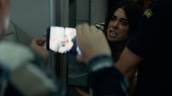 Blanca Su&aacute;rez es "la loca del avi&oacute;n" en este clip en primicia de `Me he hecho viral`