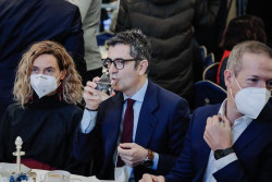 Bola&ntilde;os asegura que Espa&ntilde;a est&aacute; "en el centro" de toma de decisiones por Ucrania y toda Espa&ntilde;a se parte de risa