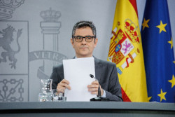 Bola&ntilde;os justifica la continuada bajada de pantalones de S&aacute;nchez por seguir en la Moncloa