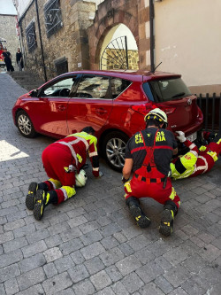 Bomberos desmontan el bajo de un coche para liberar a un gato atrapado en el motor en Potes