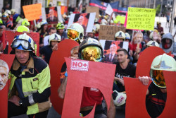 Bomberos lamentan la descoordinaci&oacute;n y piden ceses de t&eacute;cnicos y pol&iacute;ticos ante "estrategias temerarias"