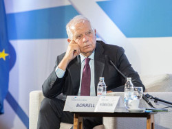 Borrell lamenta que la gobernabilidad de Espa&ntilde;a "dependa de alguien a quien le importa un carajo"
