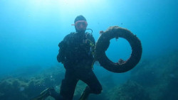 Buceadores retiran 300 kilos de basuras marinas de la Playa de Cuch&iacute;a