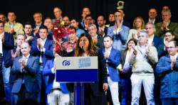 Buruaga se rodea de los candidatos municipales del PP para homenajear al alcalde de Casta&ntilde;eda